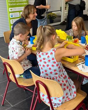 Bild vergrößern: Ministerin Britte Ernst beim Frühstücken mit Schülerinnen und Schülern.